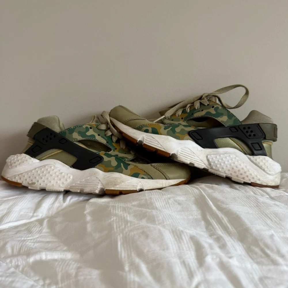 Nike Huarache Camouflage Green Sneakers. Used- Signs Of Wear. Size Y6.5